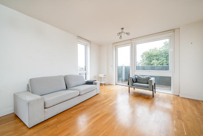 3 bed property in Duckett Street, London